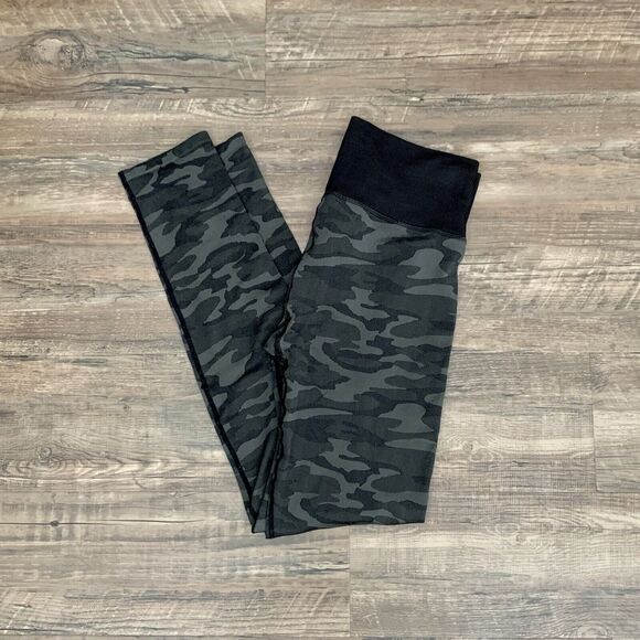 Soulcycle Black Gray Camo Print Leggings Size M - Picture 4 of 6